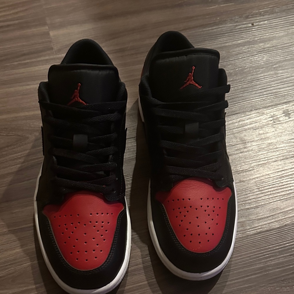 Jordan Men's Black and Red Sneakers